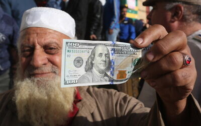 Des Palestiniens recevant de aide financière dans le cadre d'une aide allouée par le Qatar, dans un bureau de poste à Rafah, dans le sud de la bande de Gaza, le 27 novembre 2019. (Abed Rahim Khatib/Flash90)