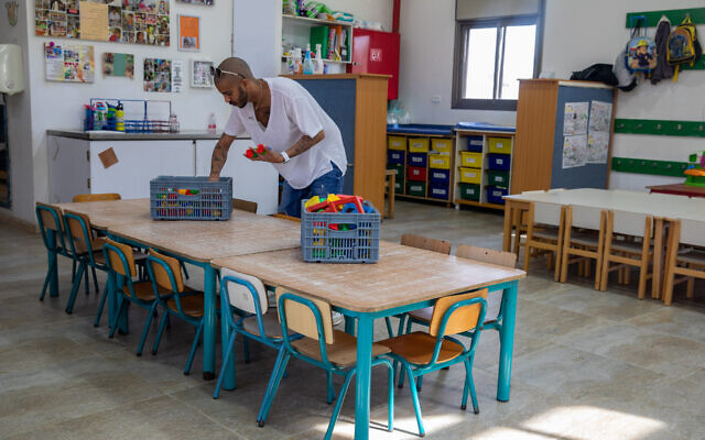 Un enseignant de classe maternelle au Jardin d'enfants Kobi, au Moshav  Yashresh, le 8 février 2021. (Crédit :  Yossi Aloni/Flash90)
