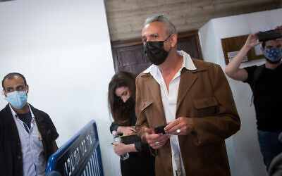 Avi Alkalay, ex-rédacteur en chef de Walla, arrive pour une audience à la Cour des magistrats de Tel Aviv, le10 mars 2021. (Crédit : Miriam Alster/Flash90)