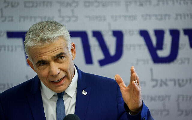 Le chef du parti Yesh Atid, Yair Lapid, s'exprime lors d'une réunion de faction à la Knesset à Jérusalem, le 10 mai 2021. (Crédit : Yonatan Sindel/Flash90) Le chef du parti Yesh Atid, Yair Lapid, s'exprime lors d'une réunion de faction à la Knesset à Jérusalem, le 10 mai 2021. (Crédit : Yonatan Sindel/Flash90)