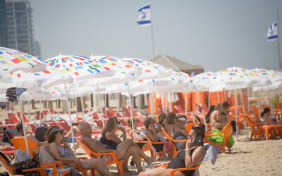 Les Israéliens sur une plage de Tel Aviv, le 29 juin 2021. (Crédit : Miriam Alster/FLASH90)