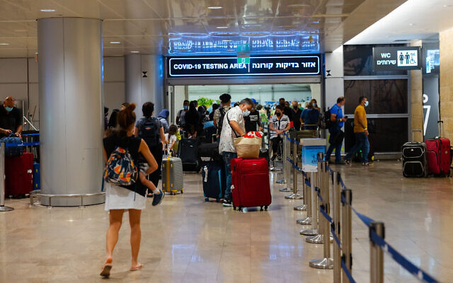 Des voyageurs dans une file d'attente pour se faire dépister au coronavirus à leur arrivée à l'aéroport Ben-Gurion en Israël, le 1er juillet 2021. (Crédit : Nati Shohat/ Flash90) Des voyageurs dans une file d'attente pour se faire dépister au coronavirus à leur arrivée à l'aéroport Ben-Gurion en Israël, le 1er juillet 2021. (Crédit : Nati Shohat/ Flash90)