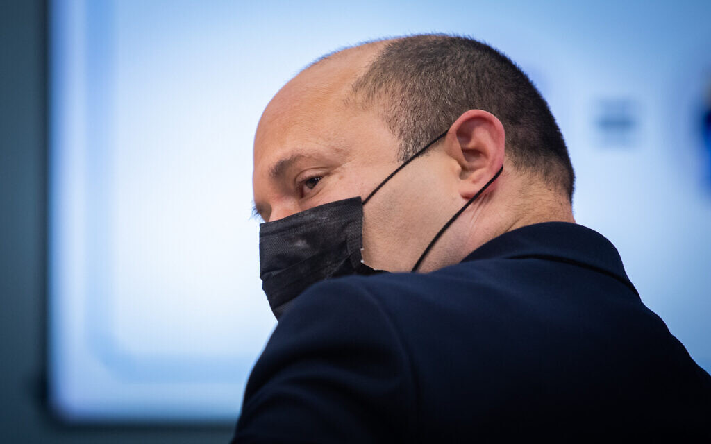 Le Premier ministre Naftali Bennett lors d'une conférence de presse au bureau du Premier ministre à Jérusalem, le 14 juillet 2021. (Crédit : Noam Revkin Fenton/FLASH90)