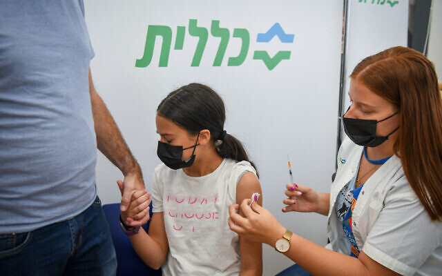 Des jeunes Israéliens reçoivent des vaccins contre la COVID-19 dans un centre de vaccination à Petah Tikva, le 19 juillet 2021. (Crédit : Flash90) Des jeunes Israéliens reçoivent des vaccins contre la COVID-19 dans un centre de vaccination à Petah Tikva, le 19 juillet 2021. (Crédit : Flash90)