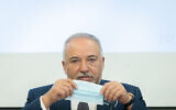 Le ministre des Finances Avigdor Liberman assiste à une conférence de presse, présentant la nouvelle réforme du secteur agricole, au ministère des Finances à Jérusalem, le 21 juillet 2021. (Crédit : Yonatan Sindel/Flash90)