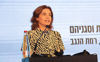 La ministre de la Protection environnementale Tamar Zandberg s'exprime pendant une conférence des chefs des Autorités locales à Ramat Neguev, dans le sud d'Israël, le 22 juillet 2021. (Crédit : Flash90)