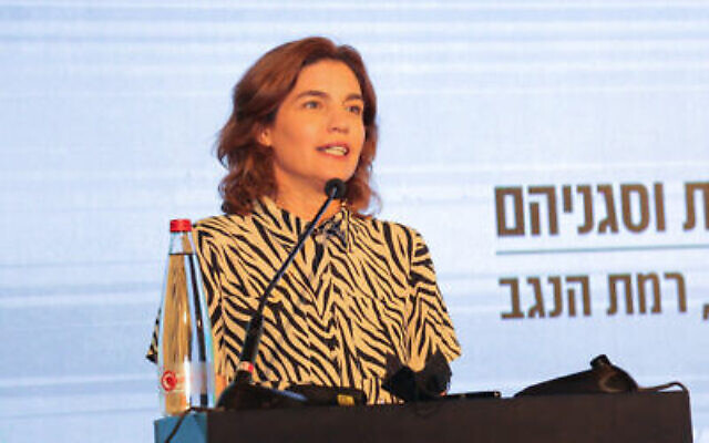 La ministre de la Protection environnementale Tamar Zandberg s'exprime pendant une conférence des chefs des Autorités locales à Ramat Neguev, dans le sud d'Israël, le 22 juillet 2021. (Crédit : Flash90)