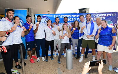 L'équipe israélienne mixte de judo, médaillée de Bronze à Tokyo; à son arrivée à l'aéroport international Ben-Gurion, le 27 juillet 2021. L'équipe israélienne mixte de judo, médaillée de Bronze à Tokyo; à son arrivée à l'aéroport international Ben-Gurion, le 27 juillet 2021.