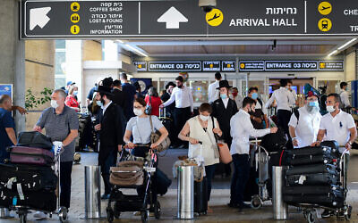Les voyageurs portent des masques de protection au Terminal 3 de l'aéroport Ben-Gurion, le 5 août 2021. (Crédit : Avshalom Sassoni/FLASH90)