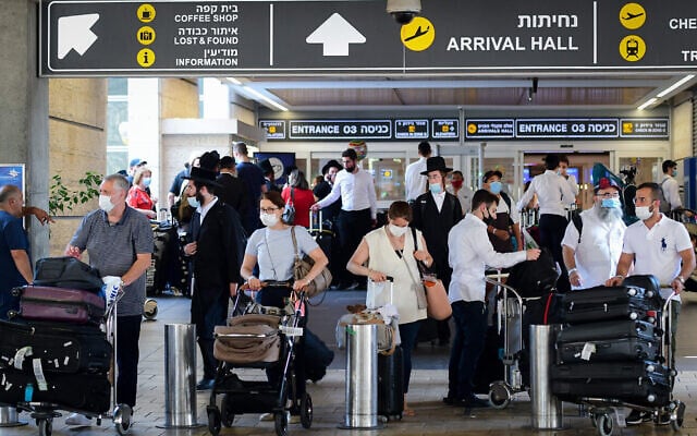 Les voyageurs portent des masques de protection au Terminal 3 de l'aéroport Ben-Gurion, le 5 août 2021. (Crédit : Avshalom Sassoni/FLASH90)