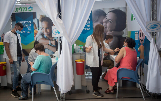 Des Israéliens de plus de 60 ans reçoivent leur injection de rappel contre la COVID-19 dans un centre temporaire de vaccination de la Clalit à Tel Aviv, le 10 août 2021. (Crédit : Miriam Alster/Flash90) Des Israéliens de plus de 60 ans reçoivent leur injection de rappel contre la COVID-19 dans un centre temporaire de vaccination de la Clalit à Tel Aviv, le 10 août 2021. (Crédit : Miriam Alster/Flash90)