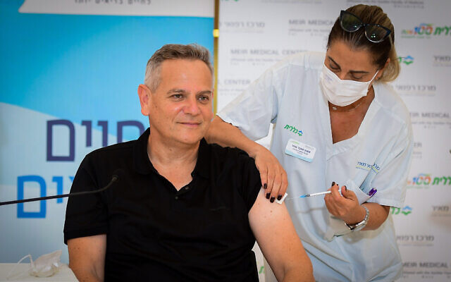 Le ministre de la Santé Nitzan Horowitz se fait injecter un rappel contre la COVID-19 lors d'une visite à l'hôpital Meir de Kefar Sava,le 13 août 2021. (Crédit : Avshalom Sassoni/Flash90) Le ministre de la Santé Nitzan Horowitz se fait injecter un rappel contre la COVID-19 lors d'une visite à l'hôpital Meir de Kefar Sava,le 13 août 2021. (Crédit : Avshalom Sassoni/Flash90)