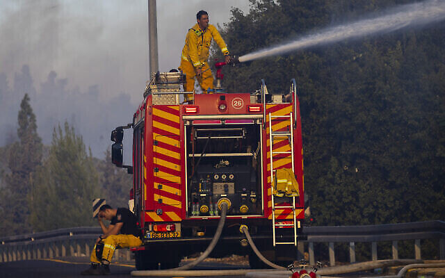 Les pompiers tentent d'éteindre un incendie à proximité du moshav Givat Yearim, près de Jérusalem, le 16 août 2021. (Crédit : Olivier Fitoussi/Flash90) Les pompiers tentent d'éteindre un incendie à proximité du moshav Givat Yearim, près de Jérusalem, le 16 août 2021. (Crédit : Olivier Fitoussi/Flash90)