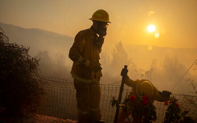Les pompiers tentent d'éteindre un incendie à proximité du moshav Givat Yearim, près de Jérusalem, le 16 août 2021. (Crédit : Olivier Fitoussi/Flash90) Les pompiers tentent d'éteindre un incendie à proximité du moshav Givat Yearim, près de Jérusalem, le 16 août 2021. (Crédit : Olivier Fitoussi/Flash90)