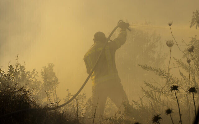 Des pompiers tentent d'éteindre l’incendie près du moshav Givat Ye'arim, près de Jérusalem, le 16 août 2021. (Crédit : Olivier Fitoussi/Flash90)