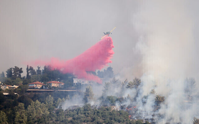 Un avion bombardier d'eau tente d'éteindre un incendie à Givaat Yearim, aux abords de Jérusalem, le 16 août 2021. (Crédit :  Yonatan Sindel/Flash90)