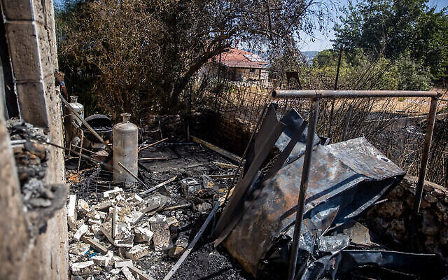 Une vue des dégâts à l'extérieur d'une maison du Moshav Givat Yearim après un gigantesque incendie, le 17 août 2021. (Crédit : Yonatan Sindel/Flash90) Une vue des dégâts à l'extérieur d'une maison du Moshav Givat Yearim après un gigantesque incendie, le 17 août 2021. (Crédit : Yonatan Sindel/Flash90)