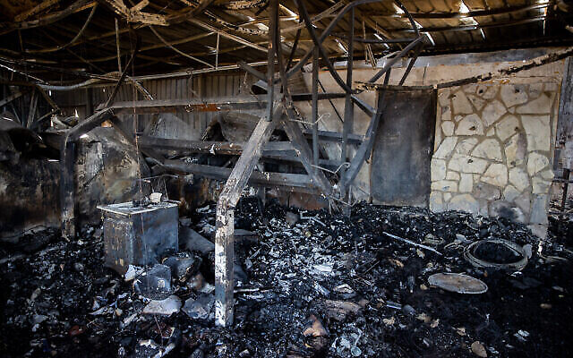 Une vue des dégâts à l'intérieur de la cave viticole Metzuda suite à un feu qui a touché le Givat Yearim, aux abords de Jérusalem, le 17 août 2021. (Crédit : Yonatan Sindel/Flash90) Une vue des dégâts à l'intérieur de la cave viticole Metzuda suite à un feu qui a touché le Givat Yearim, aux abords de Jérusalem, le 17 août 2021. (Crédit : Yonatan Sindel/Flash90)