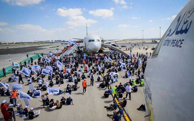 Des employés de l'industrie aéronautique protestent contre les réglementations contre la COVID-19 à l'aéroport Ben Gurion, le 19 août 2021. (Crédit : Avshalom Sassoni/Flash90) Des employés de l'industrie aéronautique protestent contre les réglementations contre la COVID-19 à l'aéroport Ben Gurion, le 19 août 2021. (Crédit : Avshalom Sassoni/Flash90)