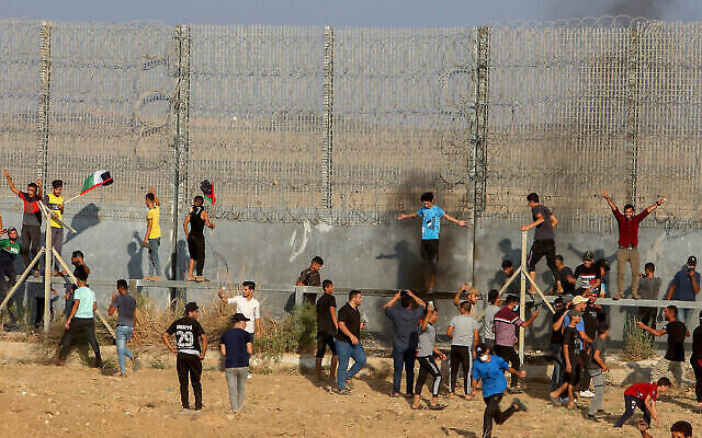 Des émeutiers palestiniens affrontent les troupes israéliennes à la frontière entre Gaza et Israël, le 21 août 2021. (Crédit : Abed Rahim Khatib/Flash90)