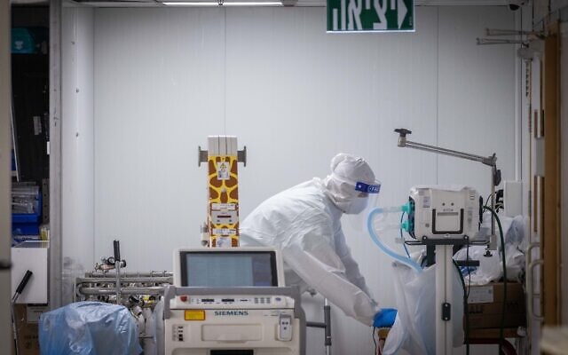 Des travailleurs médicaux portent des équipements de protection dans l'unité COVID de l'hôpital Shaare Zedek à Jérusalem, le 23 août 2021. (Crédit : Yonatan Sindel/Flash90) Des travailleurs médicaux portent des équipements de protection dans l'unité COVID de l'hôpital Shaare Zedek à Jérusalem, le 23 août 2021. (Crédit : Yonatan Sindel/Flash90)
