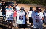 Des défenseurs israéliens des droit de l'Homme demandent la libération d'Anhar al-Deek, 25 ans, à l'entrée de la prison de Damon, dans le nord d'Israël, le 29 août 2021. (Crédit : Roni Ofer/Flash90