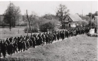 Une image clandestine non datée d'une marche forcée dirigée par les nazis. (Crédit : avec l'aimable autorisation du US Holocaust Memorial Museum) 