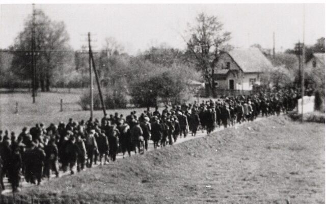 Une image clandestine non datée d'une marche forcée dirigée par les nazis. (Crédit : avec l'aimable autorisation du US Holocaust Memorial Museum) Une image clandestine non datée d'une marche forcée dirigée par les nazis. (Crédit : avec l'aimable autorisation du US Holocaust Memorial Museum)