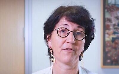 La professeure Gili Regev-Yochai, directr ice de l'unité d'épidémiologie des maladies infectieuses du centre médical Sheba. (Crédit : capture d'écran YouTube)
