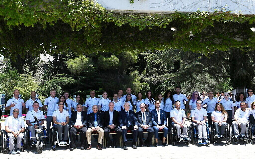 La délégation paralympique israélienne à Tokyo pose pour une photo avec Reuven Rivlin, alors président d’Israël, le 23 juin 2021 à Jérusalem. (Crédit : Amos Ben Gershom / GPO) La délégation paralympique israélienne à Tokyo pose pour une photo avec Reuven Rivlin, alors président d’Israël, le 23 juin 2021 à Jérusalem. (Crédit : Amos Ben Gershom / GPO)