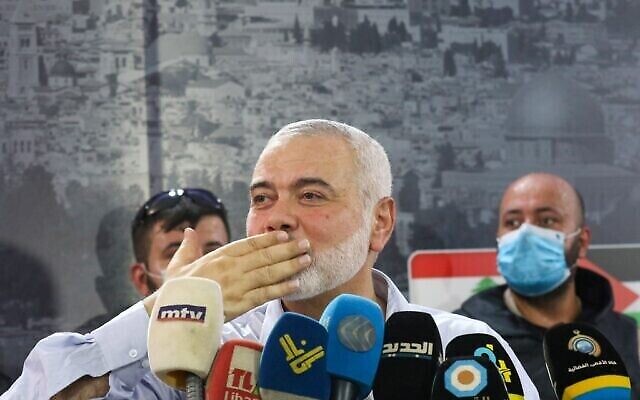 Ismail Haniyeh lors d'une visite au camp Ein el-Hilweh, le plus grand camp de réfugiés palestiniens du Liban, près de la ville côtière méridionale de Sidon, le 6 septembre 2020.(Crédit : Mahmoud Zayyat/AFP)