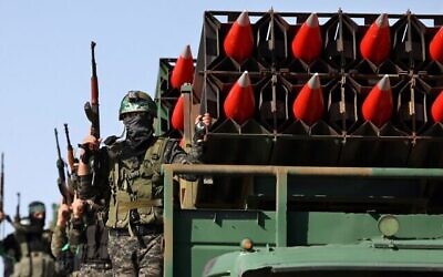Des membres de l'aile armée du groupe terroriste Hamas ont défilé à Khan Yunis, dans le sud de la bande de Gaza, le 27 mai 2021, alors que le Hamas a revendiqué la victoire après un conflit de 11 jours avec Israël. (Crédit : SAID KHATIB / AFP)