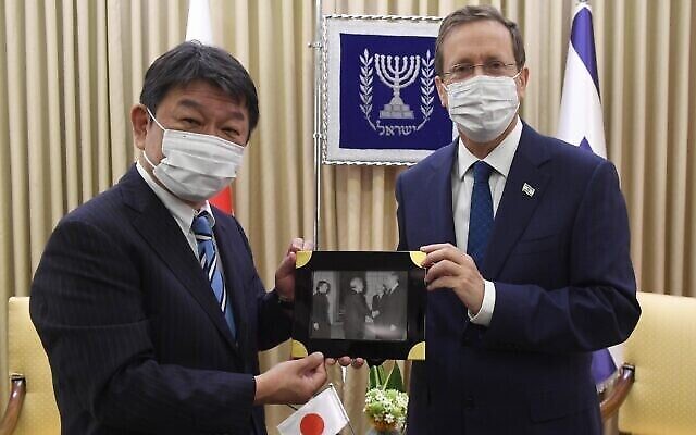 Le président Isaac Herzog a rencontré le ministre japonais des Affaires étrangères Toshimitsu Motegi à Jérusalem le 18 août 2021. (Crédit : Mark Neyman/GPO)