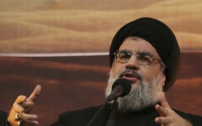 Le chef du Hezbollah, Hassan Nasrallah, s' est adressé à ses partisans dans la banlieue sud de Beyrouth, au Liban, le 3 novembre 2014. (Crédit : AP Photo/Hussein Malla, File)