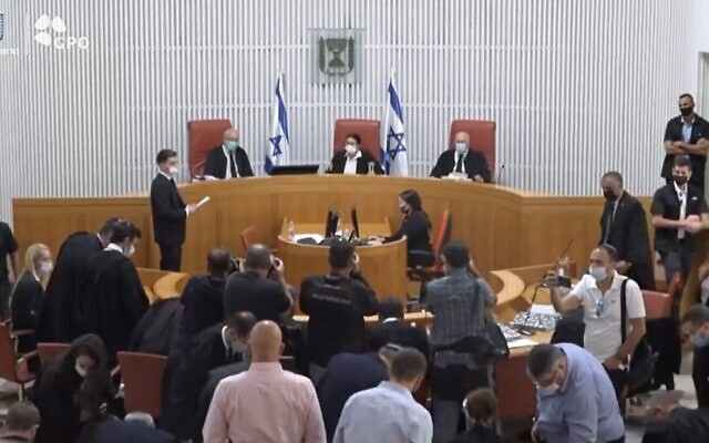 Une discussion de la Haute Cour sur une pétition des législateurs de l'opposition contre la composition des commissions de la Knesset, à Jérusalem, le 9 août 2021. (Crédit : capture d'écran : Twitter)