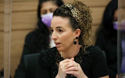 La cheffe  de la coalition, Idit Silman, du parti Yamina, devant le comité de la Chambre de la Knesset, le 25 juillet 2021. (Crédit : Knesset)