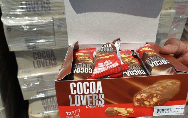 Les barres de chocolat saisies par Israël au poste-frontière Nitzana avec l'Égypte qui, selon les responsables israéliens, auraient été importées par des sociétés-écran du Hamas et dont la vente aurait financé l'aile militaire du groupe terroriste. Photo prise le 16 août 2021. (Crédit : ministère de la Défense) Les barres de chocolat saisies par Israël au poste-frontière Nitzana avec l'Égypte qui, selon les responsables israéliens, auraient été importées par des sociétés-écran du Hamas et dont la vente aurait financé l'aile militaire du groupe terroriste. Photo prise le 16 août 2021. (Crédit : ministère de la Défense)