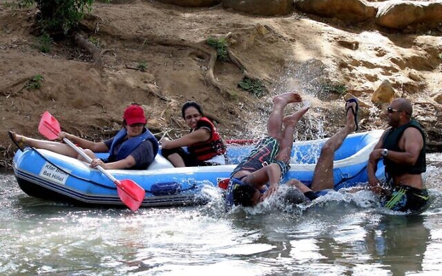 Des Israéliens aiment faire du bateau sur la rivière Hatzbani dans le nord d'Israël, le 2 juin 2010. (Crédit : Edi Israel/ Flash90)