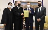 La présidente de la Cour suprême Esther Hayut, le vice-président de la Cour suprême Neal Hendel, le président Isaac Herzog et le ministre de la Justice Gideon Saar à Jérusalem le 18 août 2021. (Crédit : Mark Neyman/GPO)