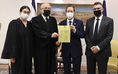 La présidente de la Cour suprême Esther Hayut, le vice-président de la Cour suprême Neal Hendel, le président Isaac Herzog et le ministre de la Justice Gideon Saar à Jérusalem le 18 août 2021. (Crédit : Mark Neyman/GPO)