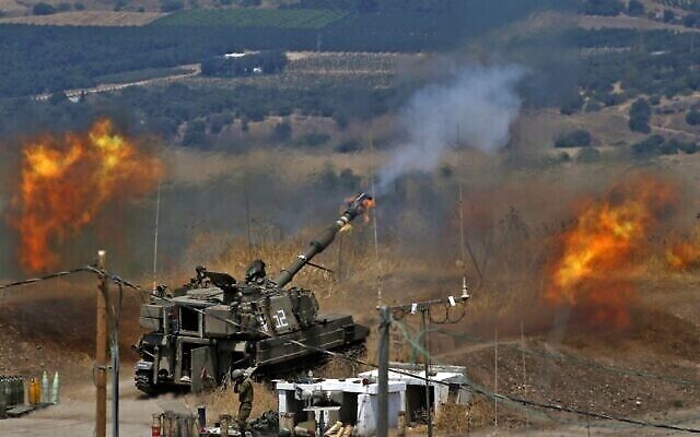 Des obusiers automoteurs israéliens tirent en direction du Liban depuis une position située près de la ville de Kiryat Shmona, au nord du pays, suite à des tirs de roquettes du groupe terroriste libanais Hezbollah, le 6 août 2021. (Crédit : Jalaa Marey/AFP) Des obusiers automoteurs israéliens tirent en direction du Liban depuis une position située près de la ville de Kiryat Shmona, au nord du pays, suite à des tirs de roquettes du groupe terroriste libanais Hezbollah, le 6 août 2021. (Crédit : Jalaa Marey/AFP)