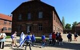 Illustration : Des lycéens israéliens en voyage scolaire sur la Shoah, en Pologne. (Crédit : Moshe Milner/GPO/Flash90)