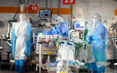 Des médecins dans le service d'isolement du coronavirus de l'hôpital  Sheba à Ramat Gan, le 30 juin 2020. (Crédit : Yossi Zeliger/Flash90)