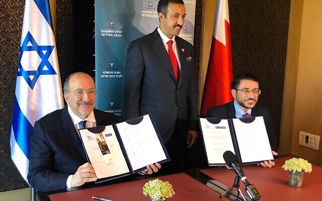 Dore Gold, président du Jerusalem Center for Public Affairs (à gauche), signe un protocole d'accord avec le Dr Abdullah bin Ahmad al Khalifa, sous-secrétaire aux relations internationales du Bahreïn (à droite), à l'hôtel King David à Jérusalem, le 8 août 2021. (Lazar Berman / Times d'Israël) Dore Gold, président du Jerusalem Center for Public Affairs (à gauche), signe un protocole d'accord avec le Dr Abdullah bin Ahmad al Khalifa, sous-secrétaire aux relations internationales du Bahreïn (à droite), à l'hôtel King David à Jérusalem, le 8 août 2021. (Lazar Berman / Times d'Israël)