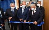 Le ministre des Affaires étrangères Yair Lapid (à droite) inaugure le bureau de liaison d'Israël à Rabat, au Maroc, le 12 août 2021, aux côtés du vice-ministre marocain des Affaires étrangères Mohcine Jazouli (au centre) et du ministre des Affaires sociales Meir Cohen (à gauche). (Crédit : Shlomi Amsalem/GPO)