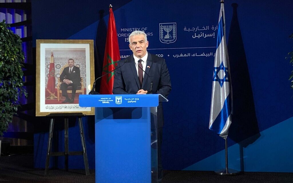 Le ministre des affaires étrangères Yair Lapid s'exprime à Rabat, au Maroc, le 12 août 2021. (Crédit : Lazar Berman) Le ministre des affaires étrangères Yair Lapid s'exprime à Rabat, au Maroc, le 12 août 2021. (Crédit : Lazar Berman)