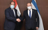 Le Premier ministre Naftali Bennett (à droite)  a rencontré Abbas Kamel, le directeur de la Direction générale des renseignements égyptiens, à Jérusalem le 18 août 2021. (Crédit : Kobi Gideon / GPO)