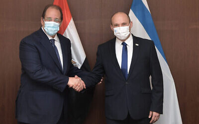 Le Premier ministre Naftali Bennett (à droite)  a rencontré Abbas Kamel, le directeur de la Direction générale des renseignements égyptiens, à Jérusalem le 18 août 2021. (Crédit : Kobi Gideon / GPO)