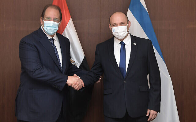 Le Premier ministre Naftali Bennett (à droite)  a rencontré Abbas Kamel, le directeur de la Direction générale des renseignements égyptiens, à Jérusalem le 18 août 2021. (Crédit : Kobi Gideon / GPO)
