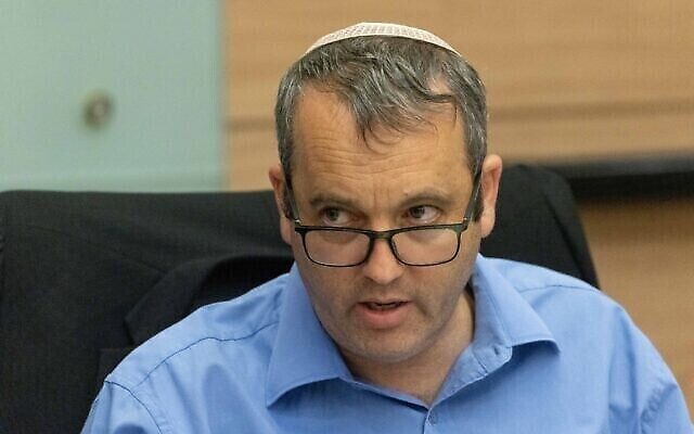 Le député travailliste Gilad Kariv a présidé une réunion de la commission de la Constitution, du droit et de la justice de la Knesset le 5juillet 2021. (Crédit : Yonatan Sindel/Flash90)